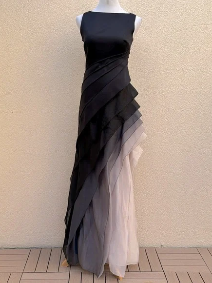 Vestido largo con diseño en cascada y degradado de tul